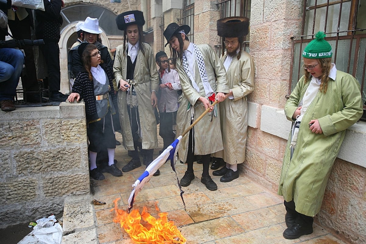 כך חוגגים קנאי ירושלים את פורים: שורפים דגלי ישראל