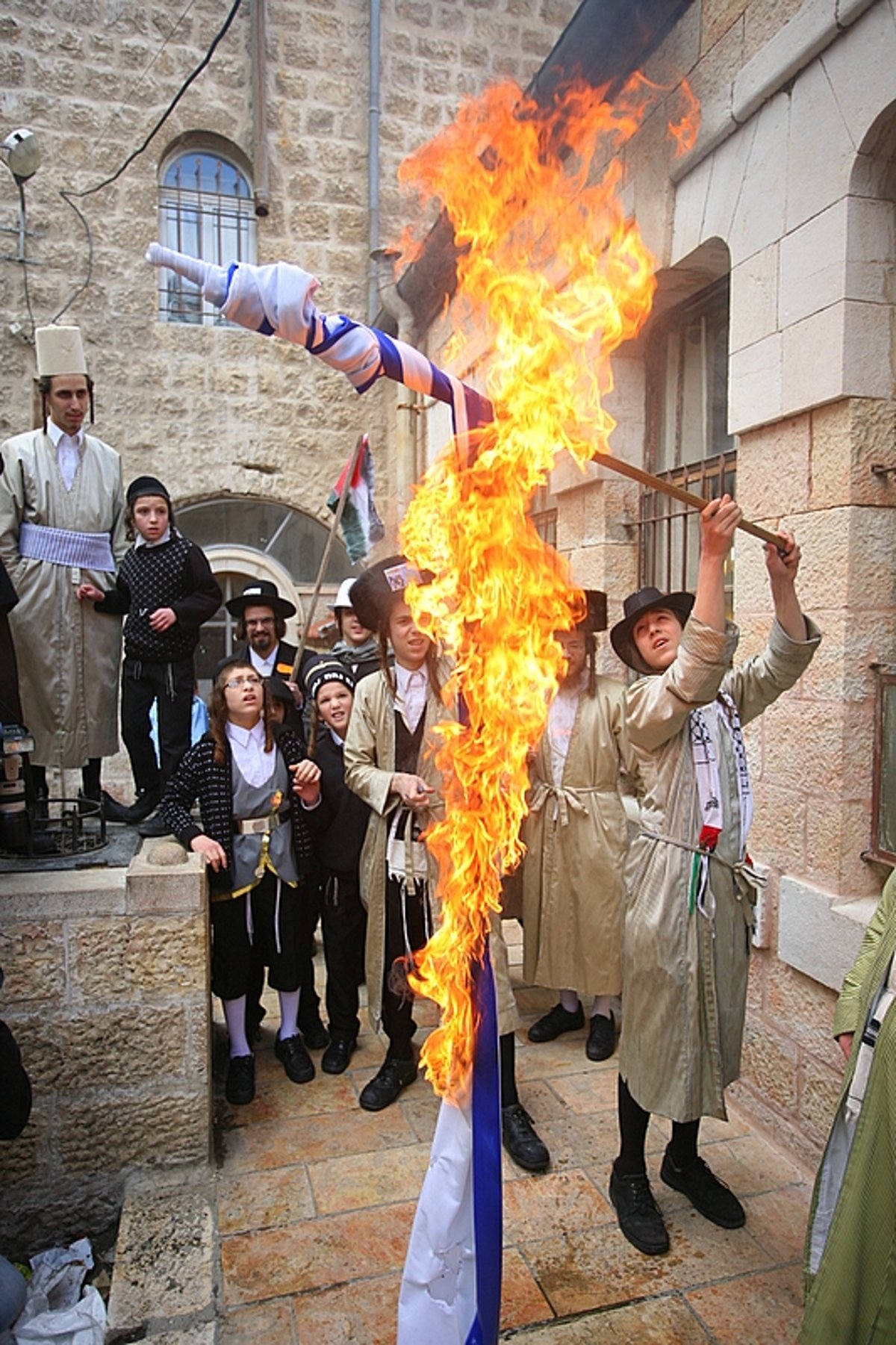 כך חוגגים קנאי ירושלים את פורים: שורפים דגלי ישראל