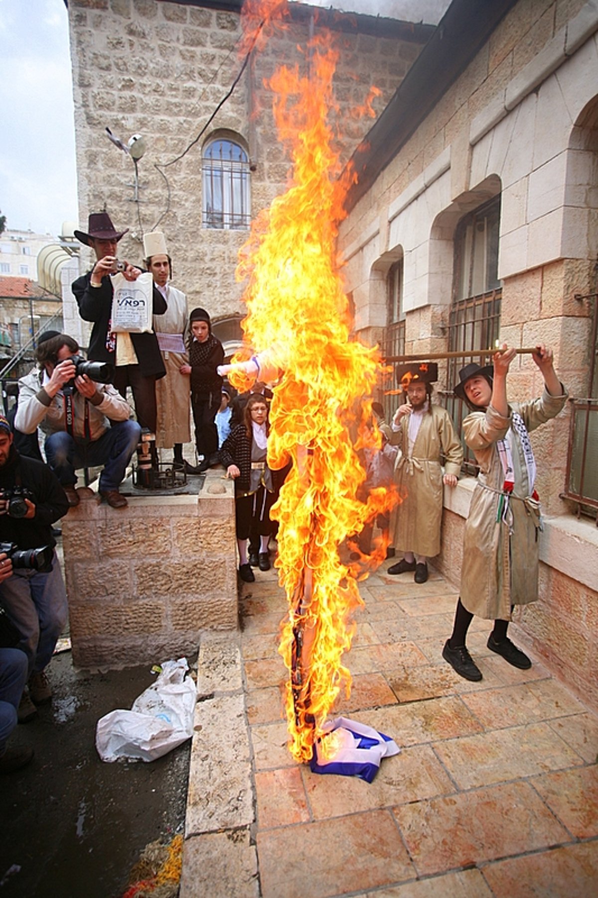 כך חוגגים קנאי ירושלים את פורים: שורפים דגלי ישראל