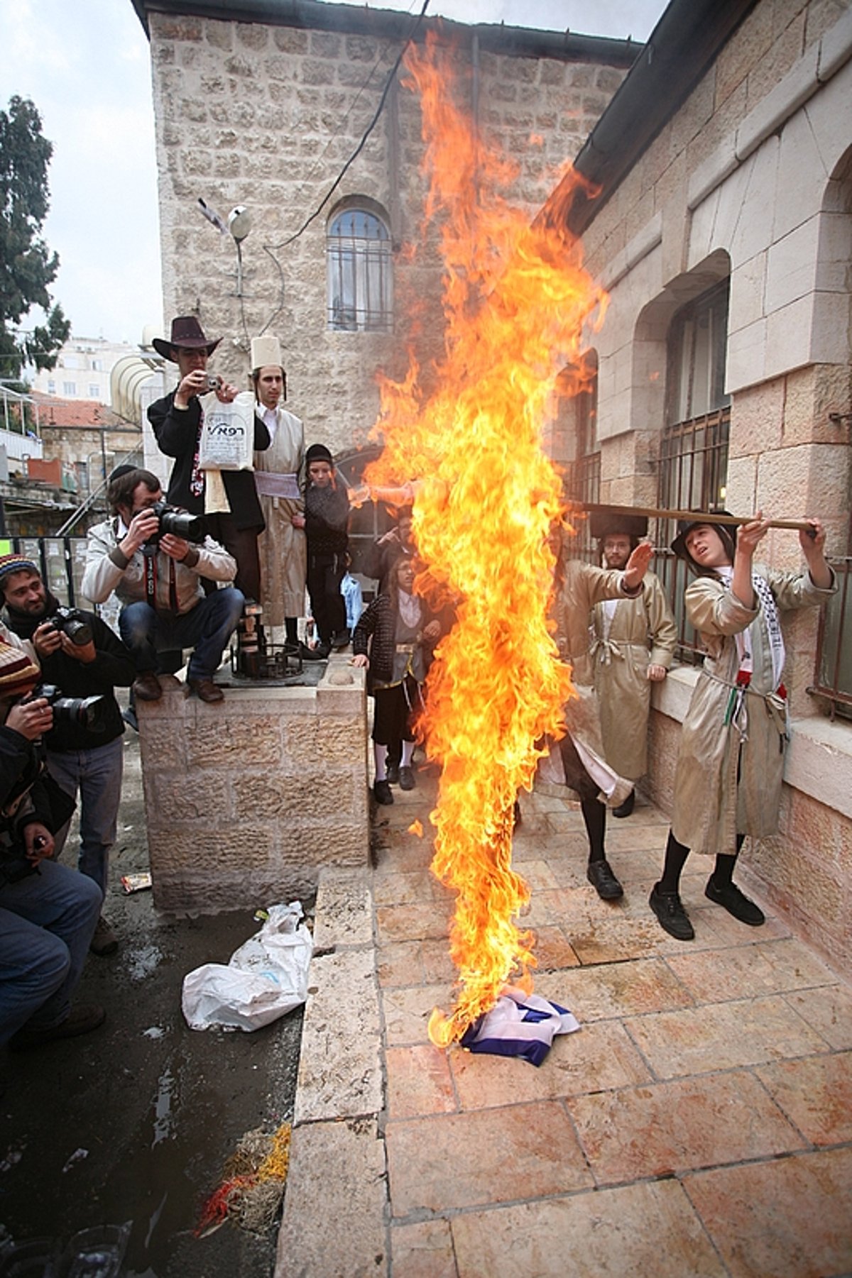 כך חוגגים קנאי ירושלים את פורים: שורפים דגלי ישראל