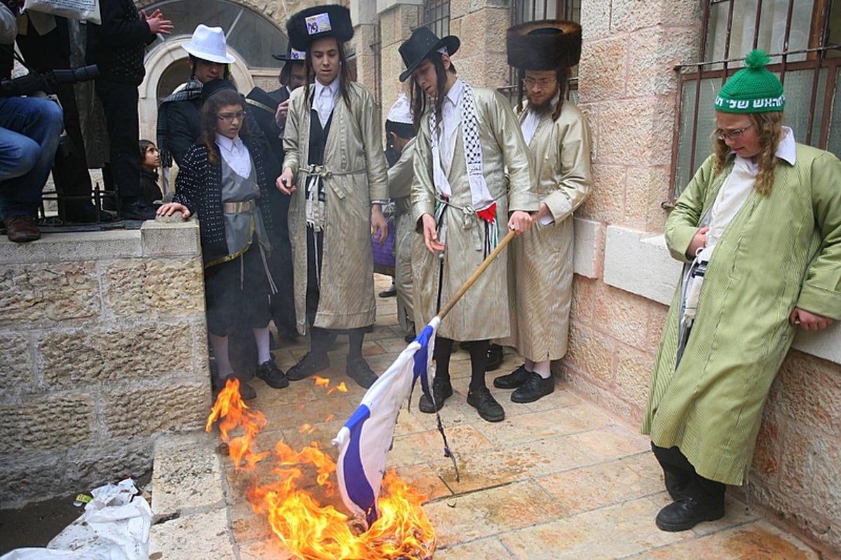 כך חוגגים קנאי ירושלים את פורים: שורפים דגלי ישראל