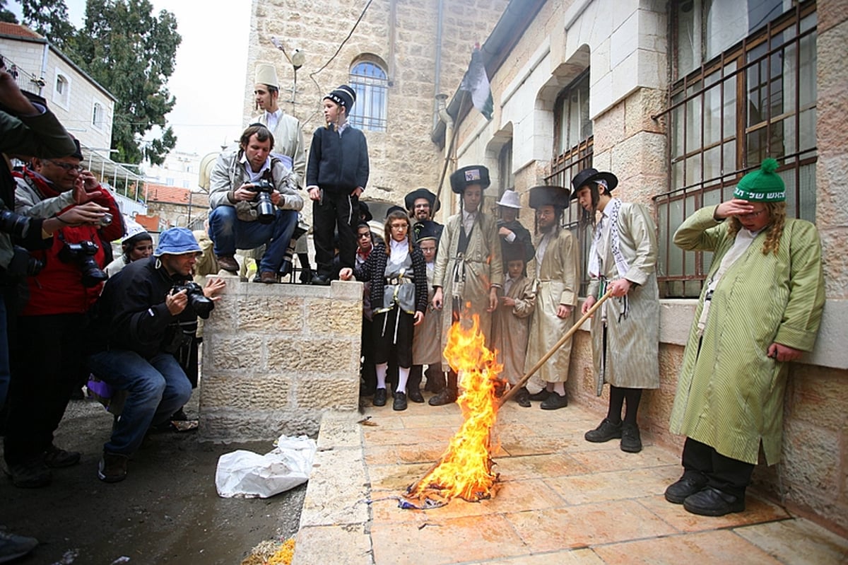 כך חוגגים קנאי ירושלים את פורים: שורפים דגלי ישראל