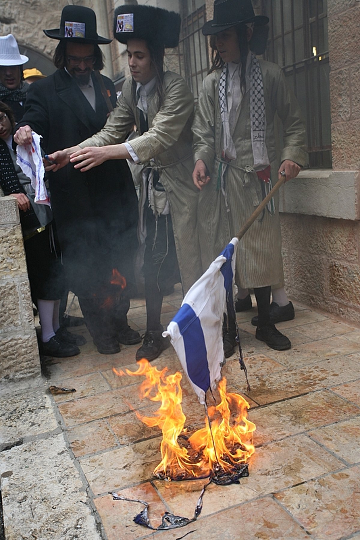 כך חוגגים קנאי ירושלים את פורים: שורפים דגלי ישראל