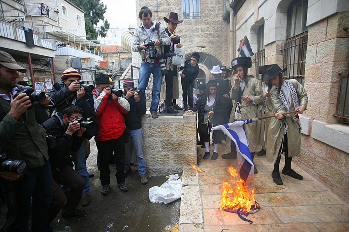 כך חוגגים קנאי ירושלים את פורים: שורפים דגלי ישראל