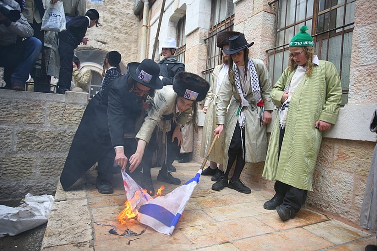 כך חוגגים קנאי ירושלים את פורים: שורפים דגלי ישראל