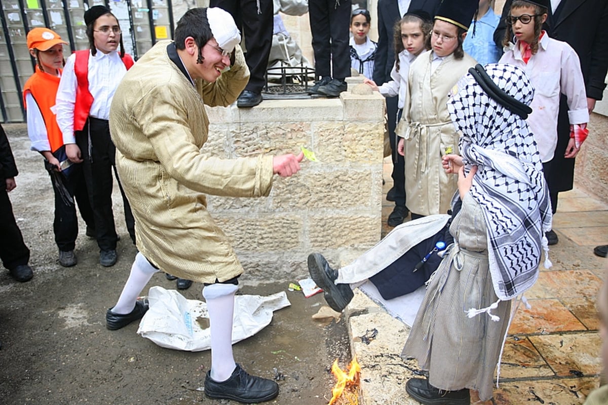 כך חוגגים קנאי ירושלים את פורים: שורפים דגלי ישראל