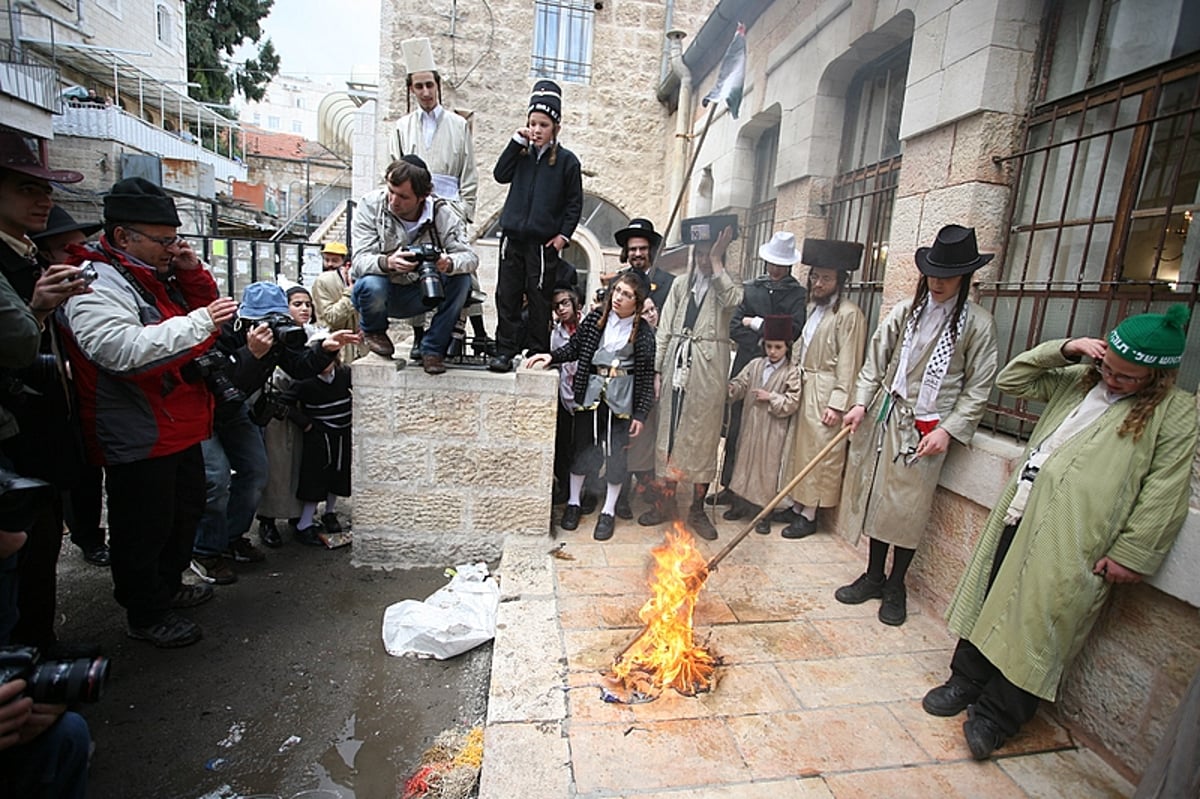 כך חוגגים קנאי ירושלים את פורים: שורפים דגלי ישראל