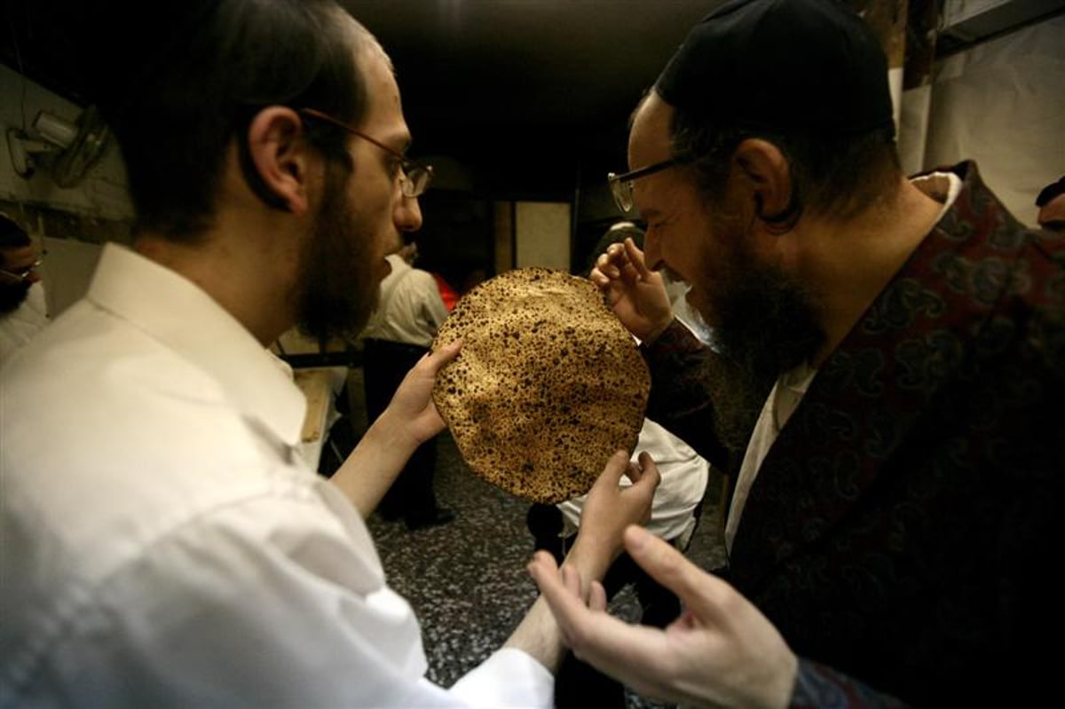צפו בתמונות: אופים מצות במאה-שערים