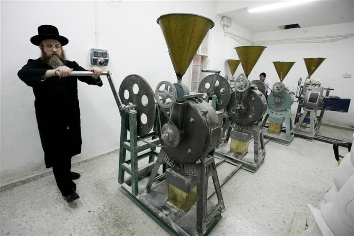 צפו בתמונות: אופים מצות במאה-שערים