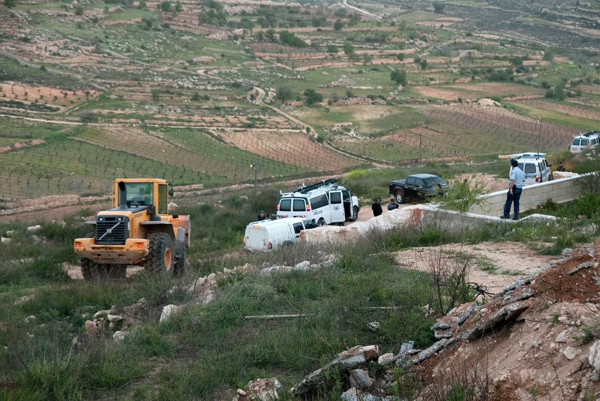 אין בושה: דחפורי צה"ל הרסו יסודות לבתי-כנסת באפרת. צפו בתמונות