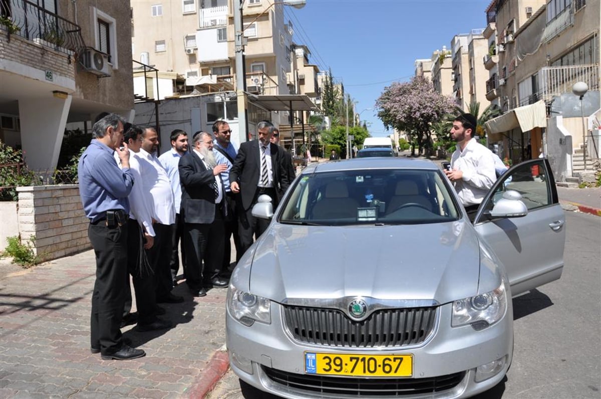 שר הפנים, אלי ישי בביקור בארגון החסד ´קרן ישמח משה´ בעת חלוקת תלושים לקמחא דפסחא