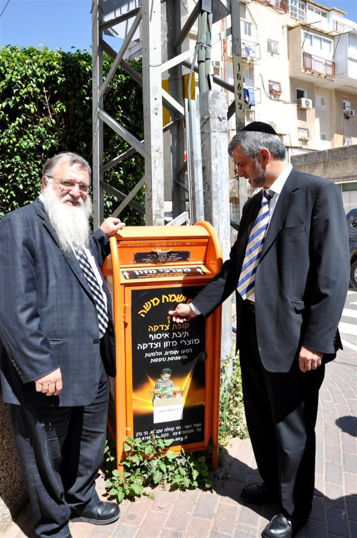 שר הפנים, אלי ישי בביקור בארגון החסד ´קרן ישמח משה´ בעת חלוקת תלושים לקמחא דפסחא