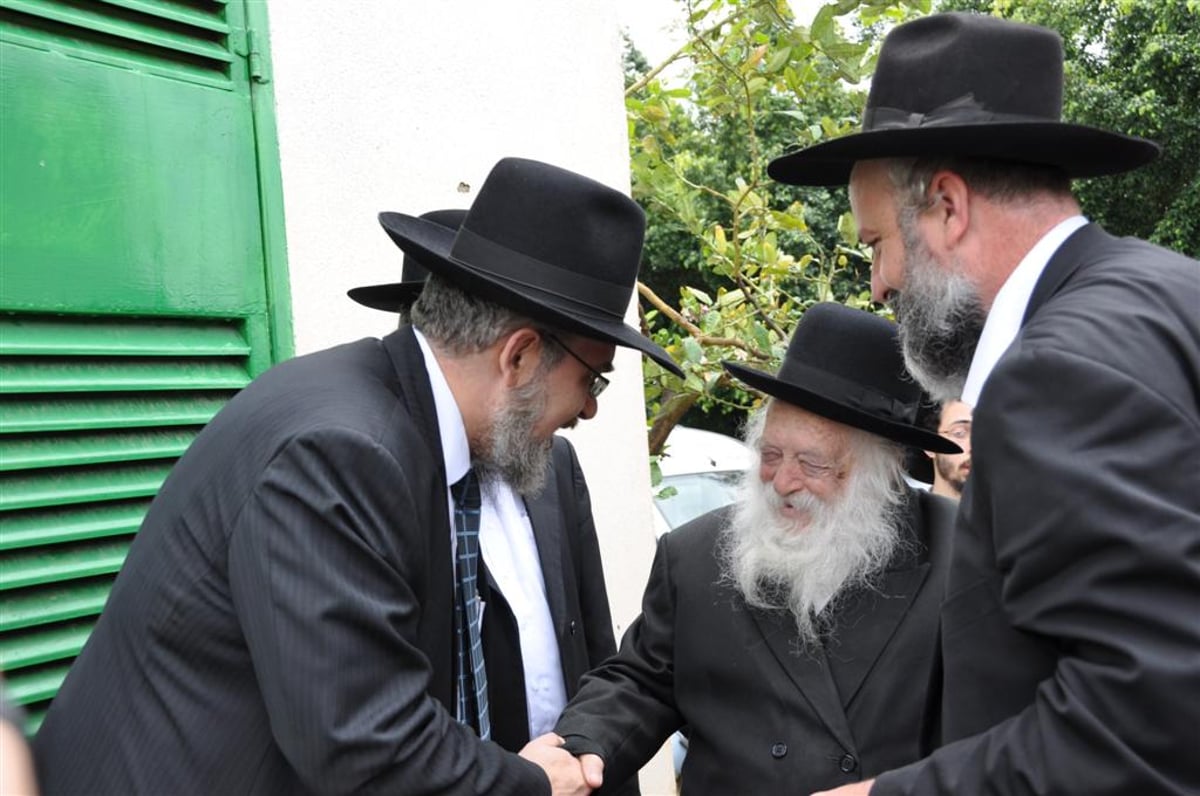 תיעוד: הגר"ח מפעיל את גנרטור התאורה בבני-ברק