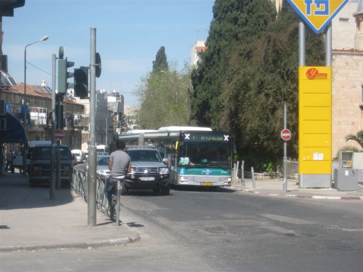 מאה שערים: אוטובוס אגד לכותל הותקף במטר אבנים