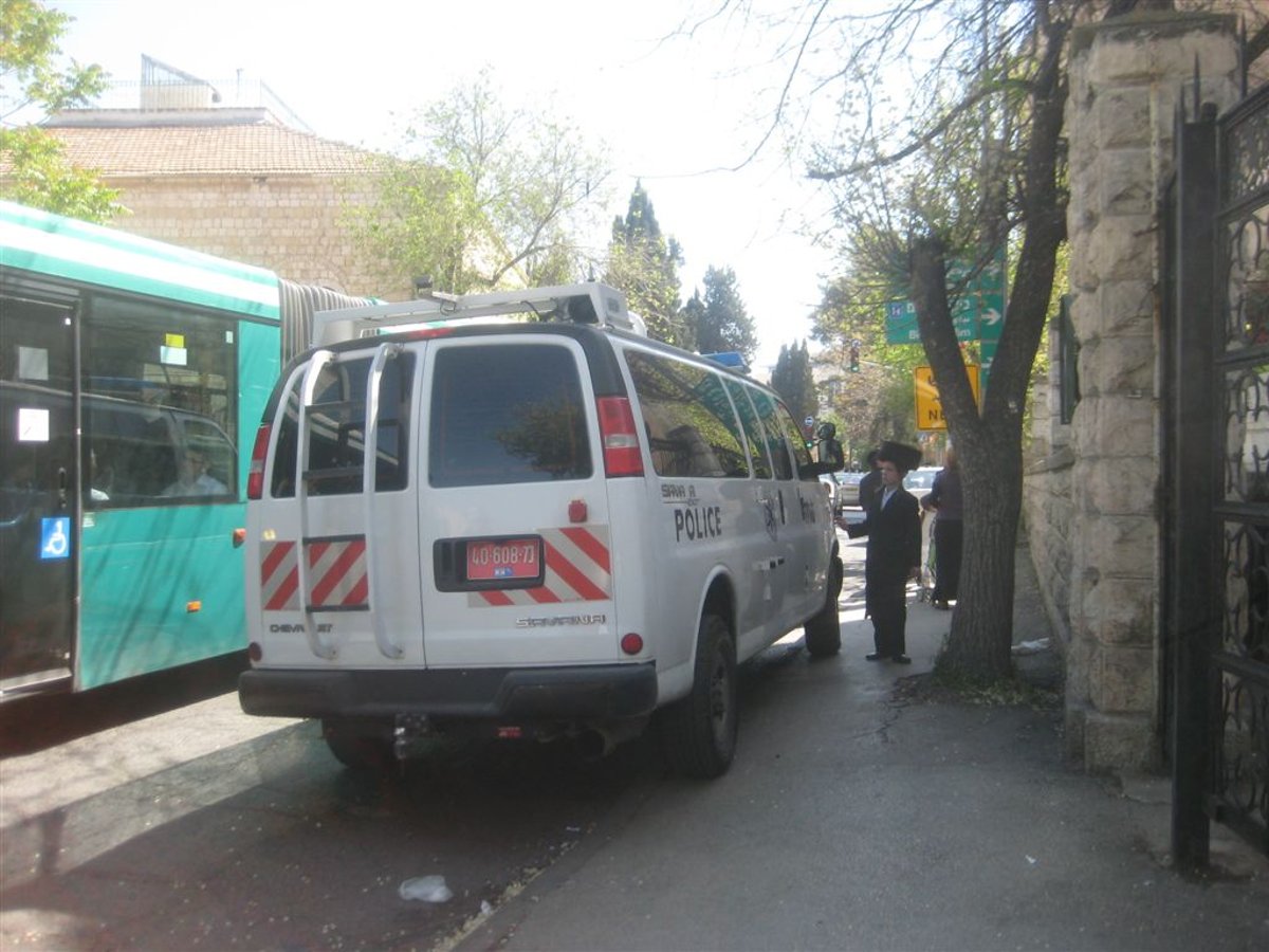 מאה שערים: אוטובוס אגד לכותל הותקף במטר אבנים