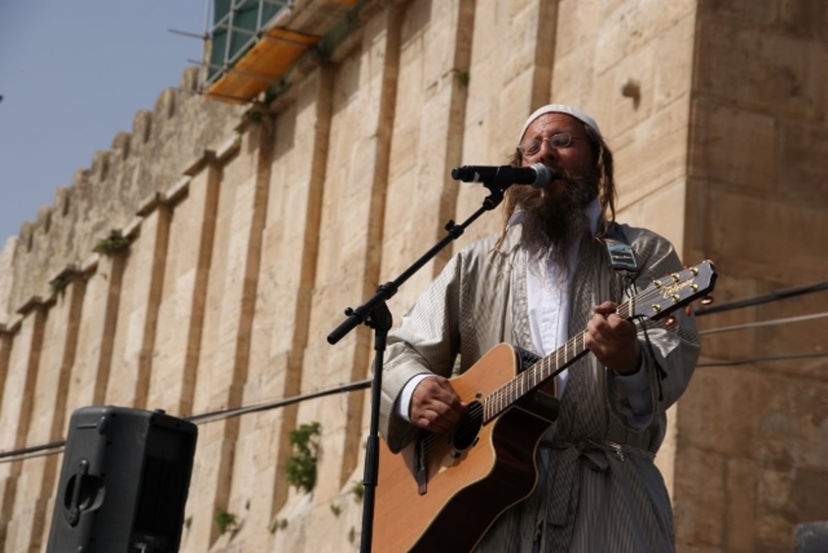 רבבות חגגו בעיר-האבות: אובמה לא יזיז אותנו מכאן