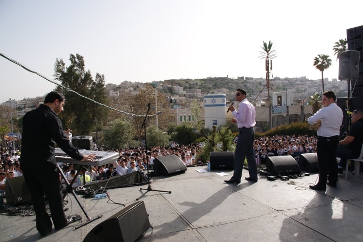 רבבות חגגו בעיר-האבות: אובמה לא יזיז אותנו מכאן