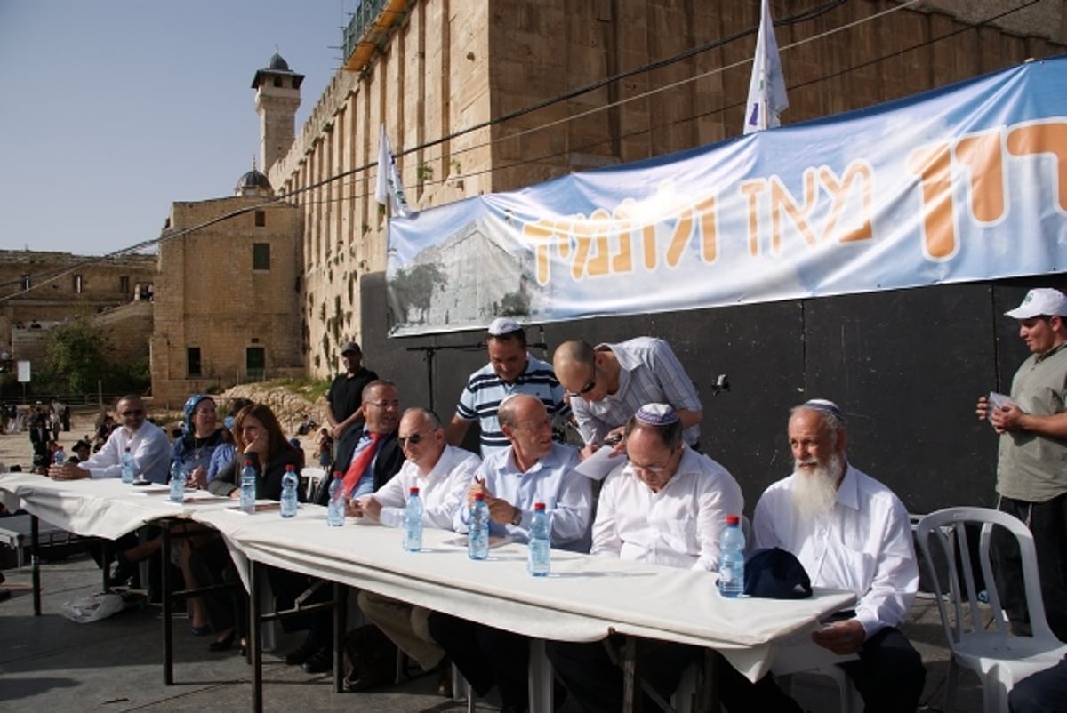 רבבות חגגו בעיר-האבות: אובמה לא יזיז אותנו מכאן