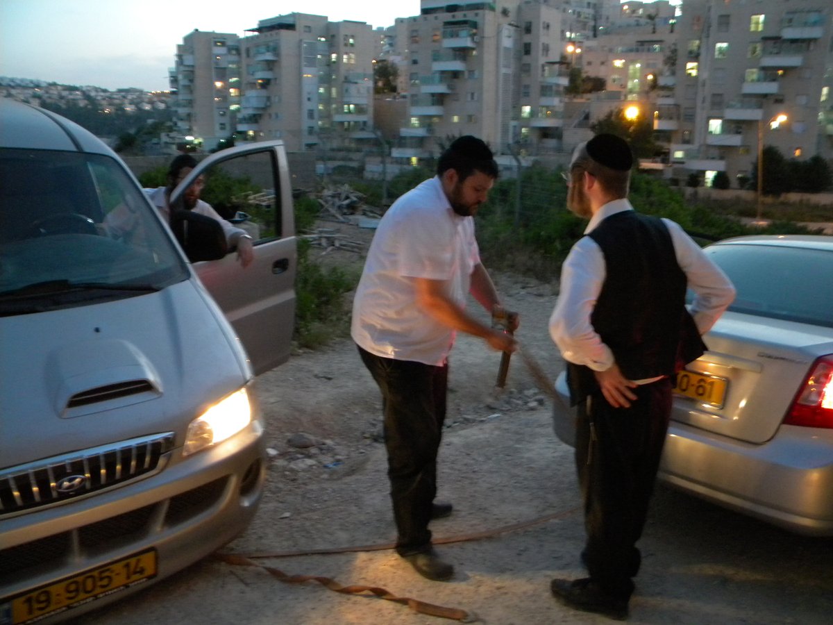 חרדי נתקע עם רכבו, "ידידים" חילצו