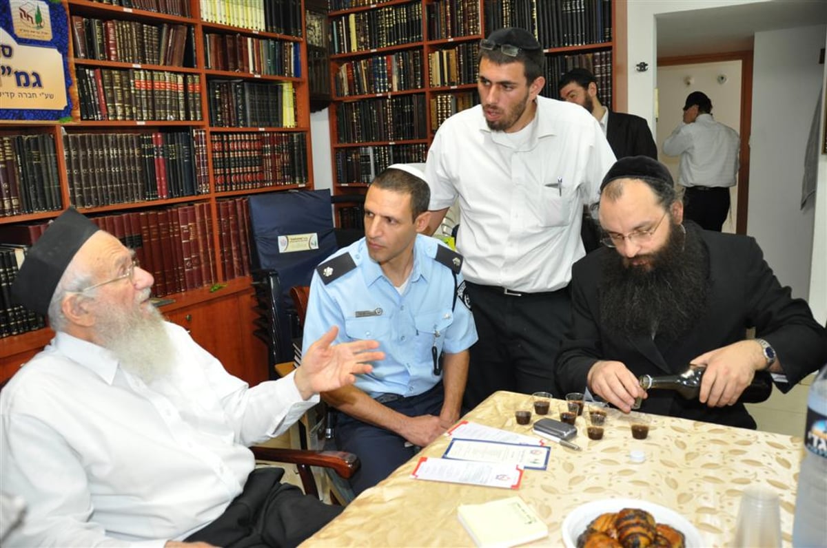 ר' צביקה חסיד מזק"א מוזג למשתתפים לחיים