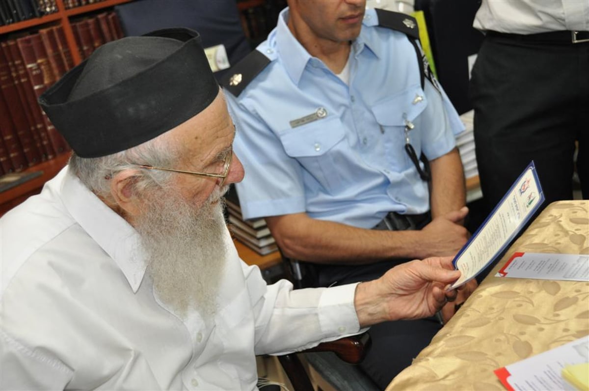 הרב מעיין בדף הגמ"ח