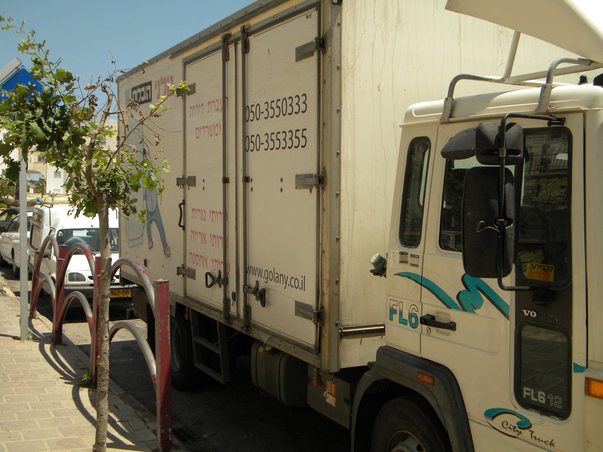 המתפללים התבצרו בבית הכנסת, מג"ב איים לפרוץ