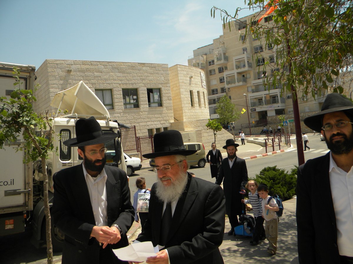 המתפללים התבצרו בבית הכנסת, מג"ב איים לפרוץ