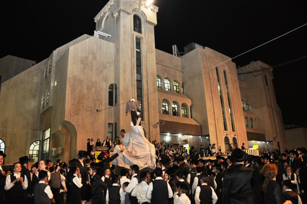 תיעוד מיוחד: מרן האדמו"ר מויזיניץ בהדלקת המדורה