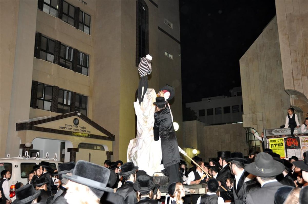 תיעוד מיוחד: מרן האדמו"ר מויזיניץ בהדלקת המדורה