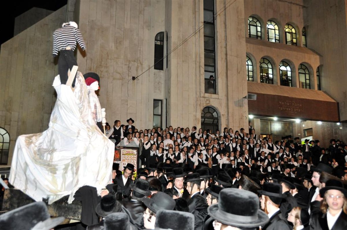 תיעוד מיוחד: מרן האדמו"ר מויזיניץ בהדלקת המדורה