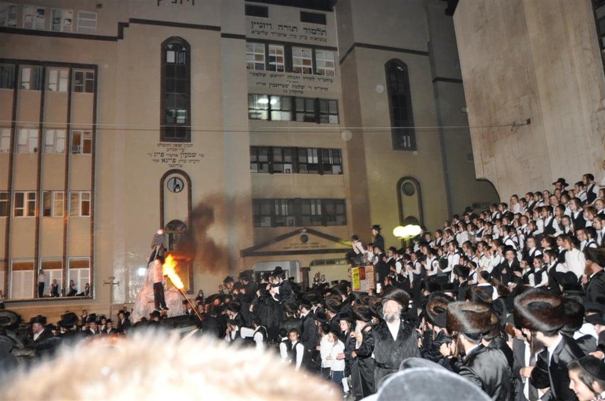 תיעוד מיוחד: מרן האדמו"ר מויזיניץ בהדלקת המדורה