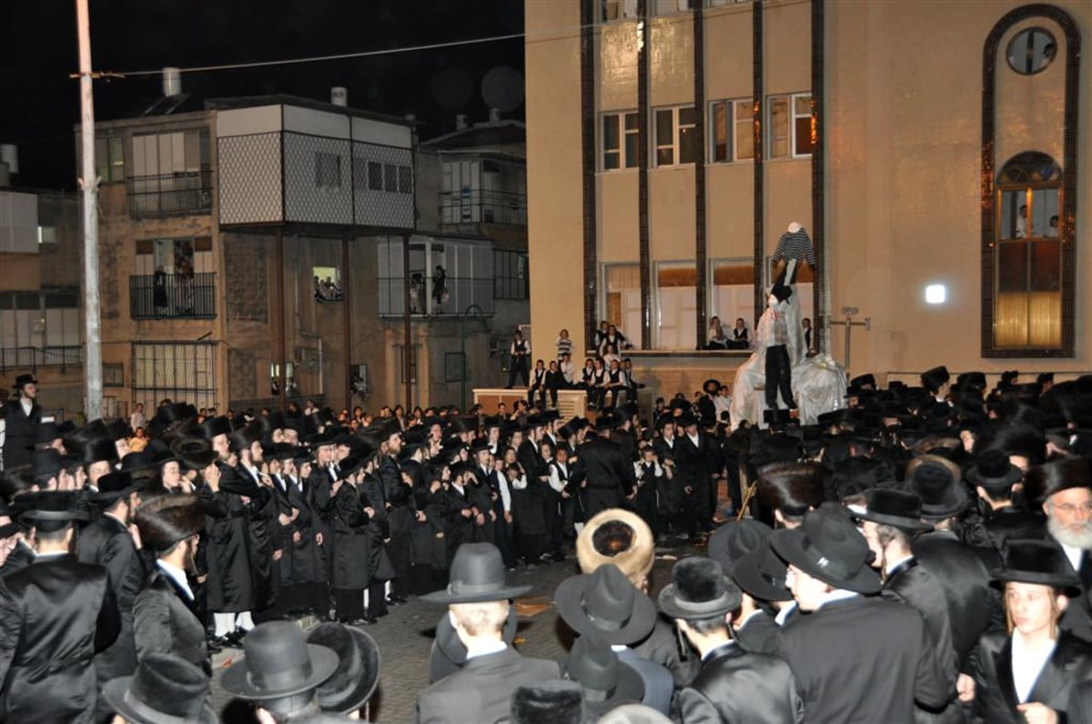 תיעוד מיוחד: מרן האדמו"ר מויזיניץ בהדלקת המדורה