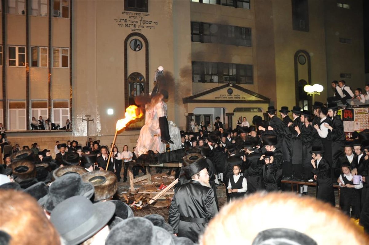 תיעוד מיוחד: מרן האדמו"ר מויזיניץ בהדלקת המדורה