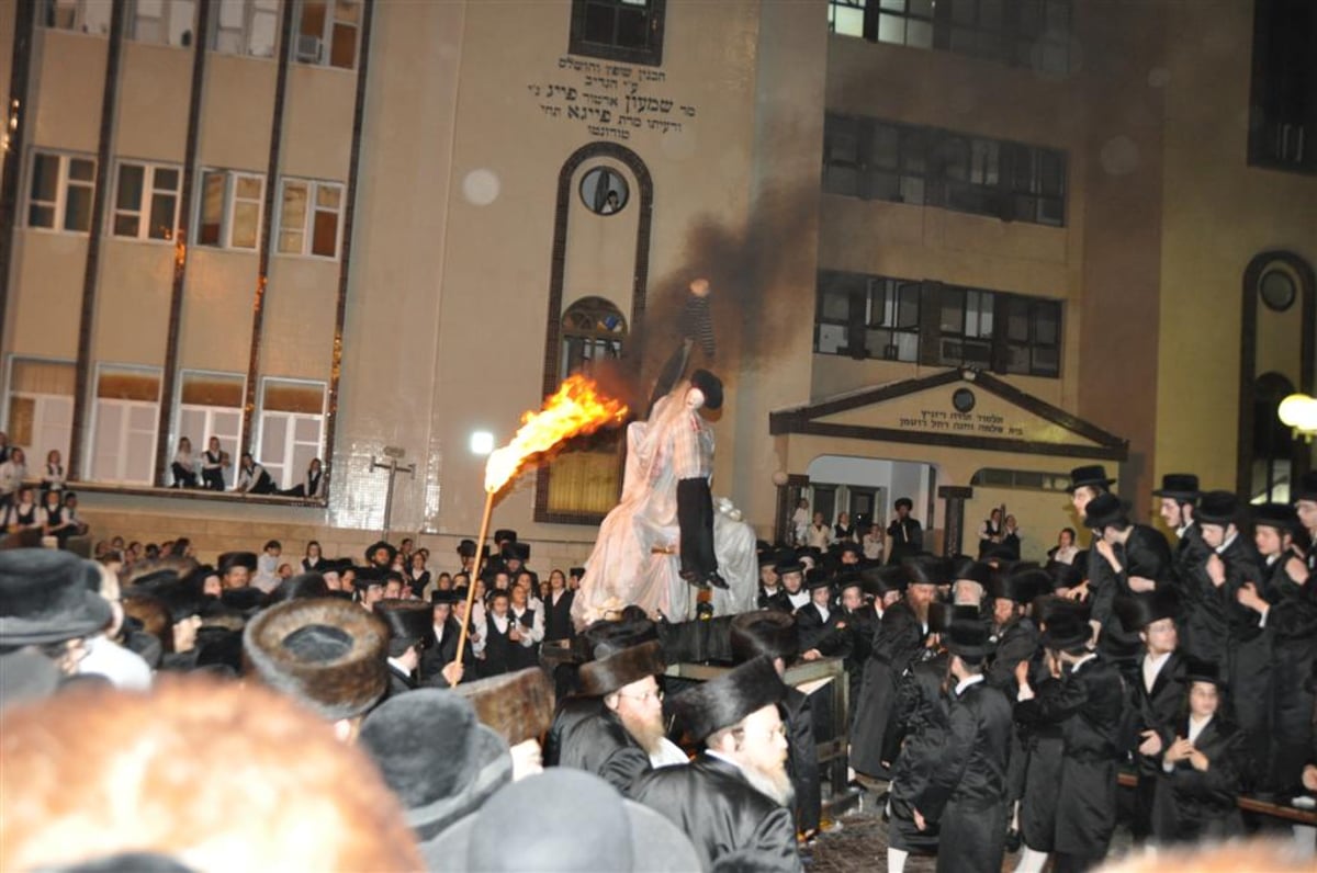 תיעוד מיוחד: מרן האדמו"ר מויזיניץ בהדלקת המדורה