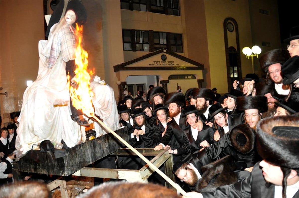 תיעוד מיוחד: מרן האדמו"ר מויזיניץ בהדלקת המדורה