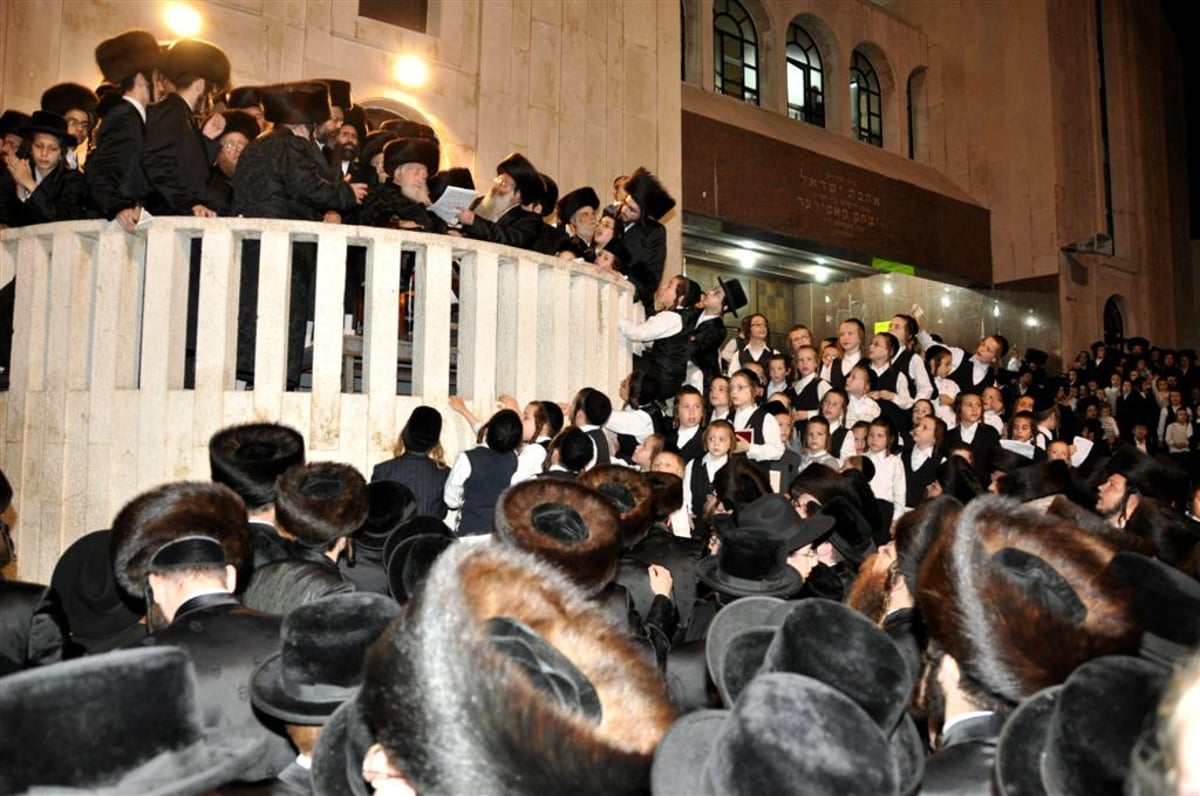 תיעוד מיוחד: מרן האדמו"ר מויזיניץ בהדלקת המדורה