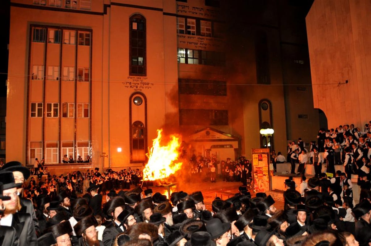 תיעוד מיוחד: מרן האדמו"ר מויזיניץ בהדלקת המדורה