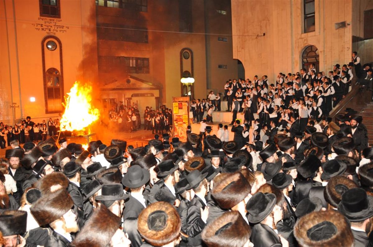 תיעוד מיוחד: מרן האדמו"ר מויזיניץ בהדלקת המדורה