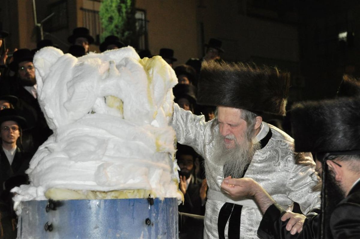 לראשונה: האדמו"ר מנדבורנא הדליק את המדורה