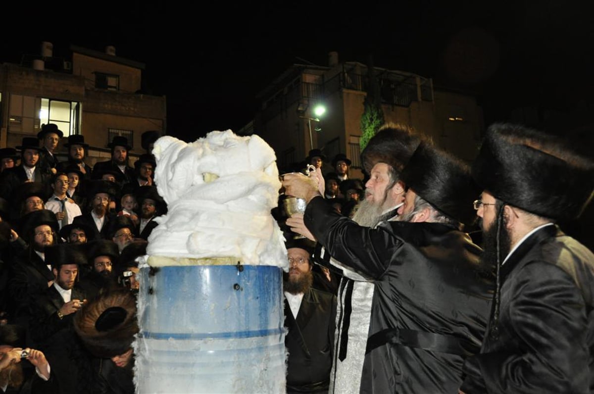 לראשונה: האדמו"ר מנדבורנא הדליק את המדורה