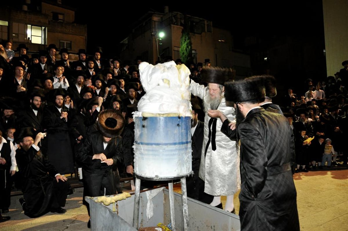 לראשונה: האדמו"ר מנדבורנא הדליק את המדורה