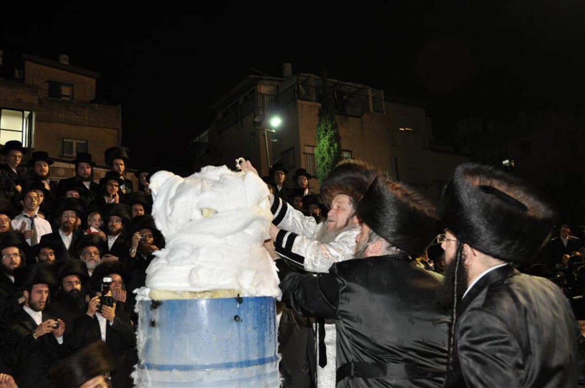 לראשונה: האדמו"ר מנדבורנא הדליק את המדורה