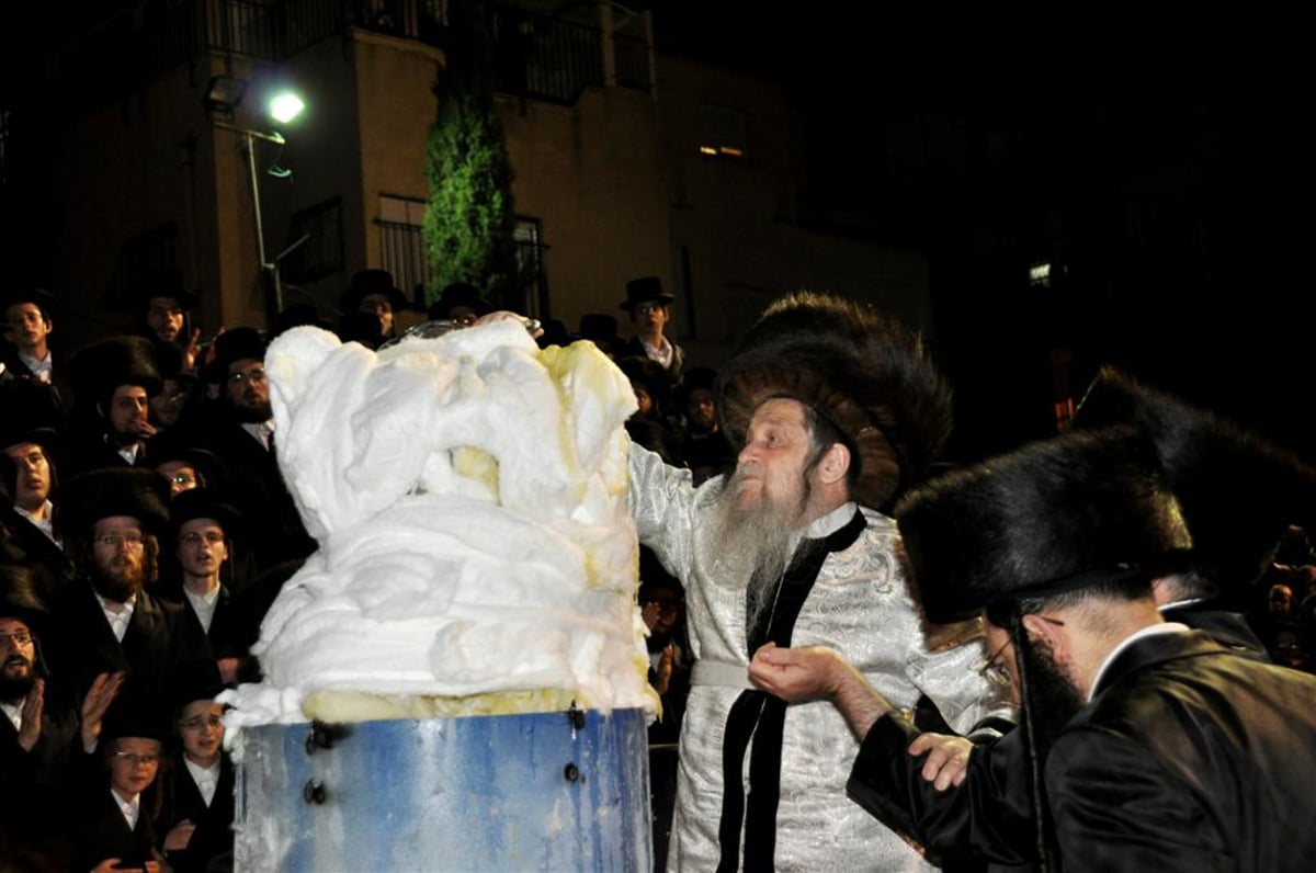 לראשונה: האדמו"ר מנדבורנא הדליק את המדורה