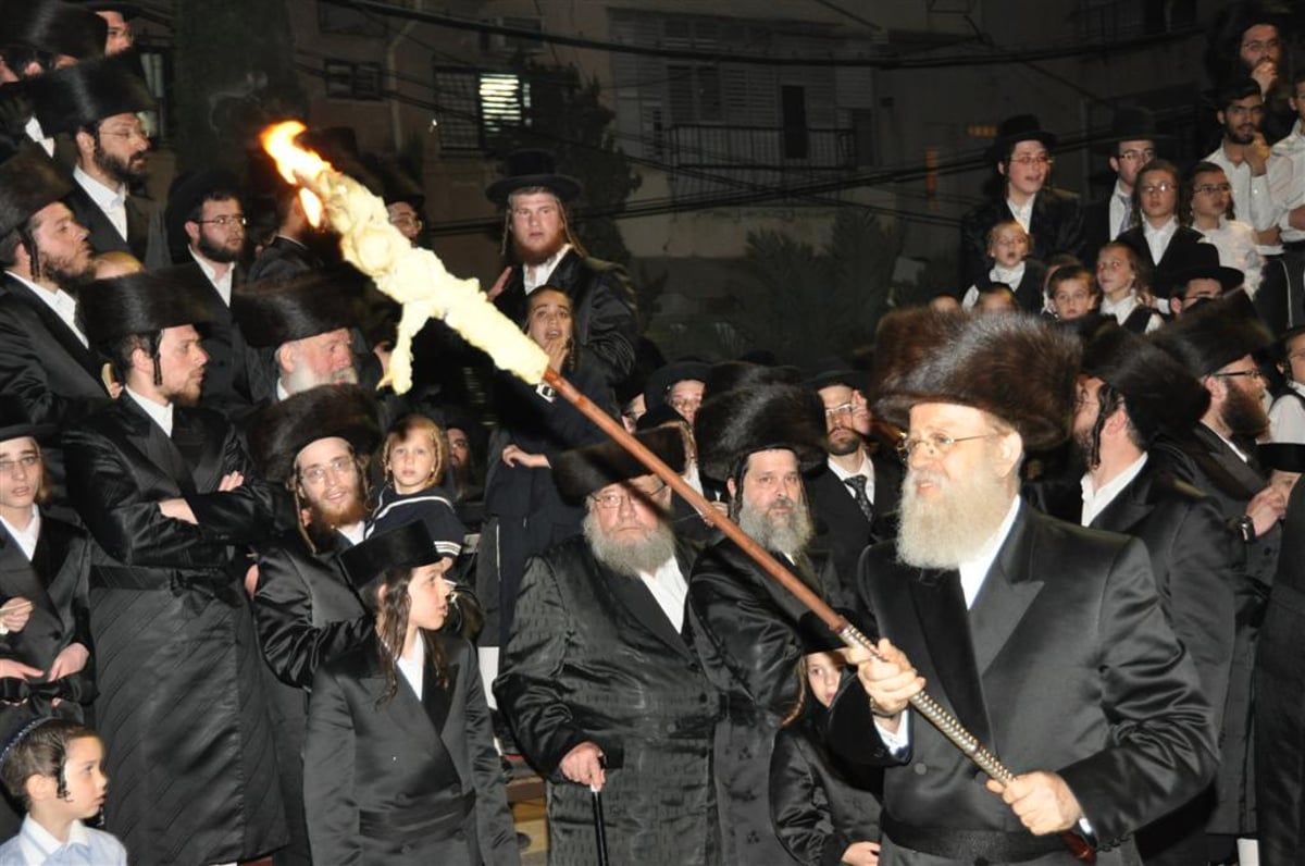 לראשונה: האדמו"ר מנדבורנא הדליק את המדורה