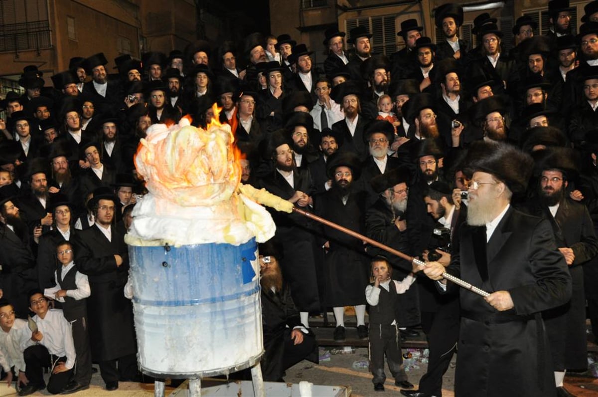 לראשונה: האדמו"ר מנדבורנא הדליק את המדורה