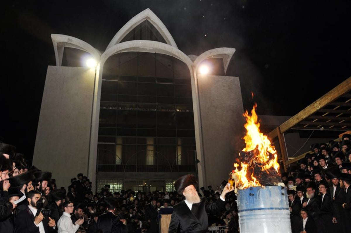 לראשונה: האדמו"ר מנדבורנא הדליק את המדורה