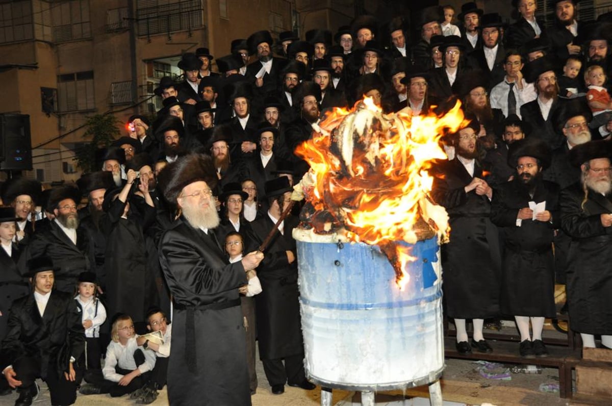 לראשונה: האדמו"ר מנדבורנא הדליק את המדורה