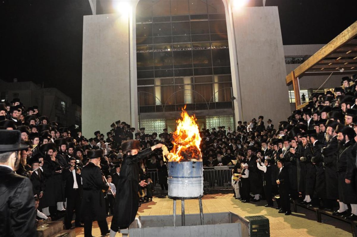 לראשונה: האדמו"ר מנדבורנא הדליק את המדורה