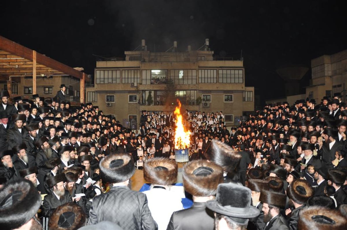 לראשונה: האדמו"ר מנדבורנא הדליק את המדורה