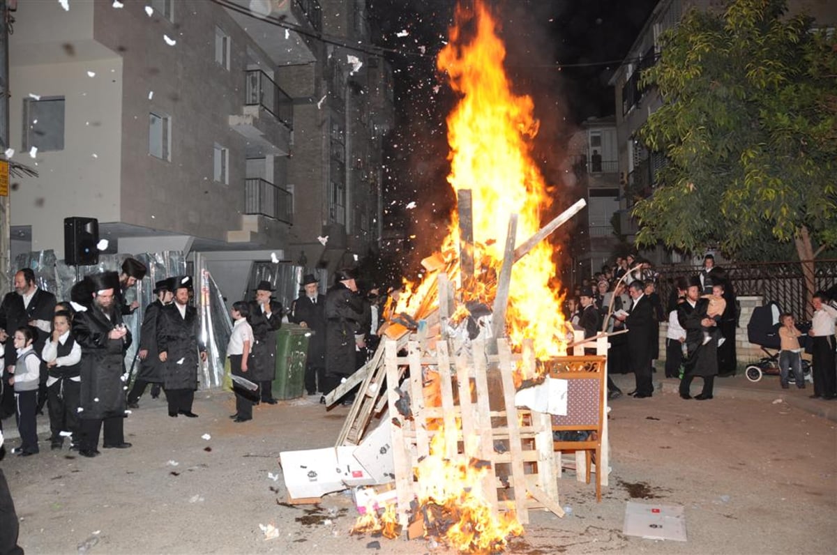 כ"ק האדמו"ר ממאקאווה בהדלקת המדורה